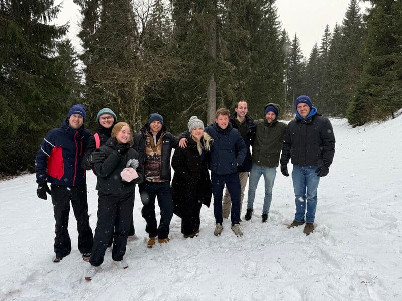 Team in besneeuwd bos, Zuid-Duitsland