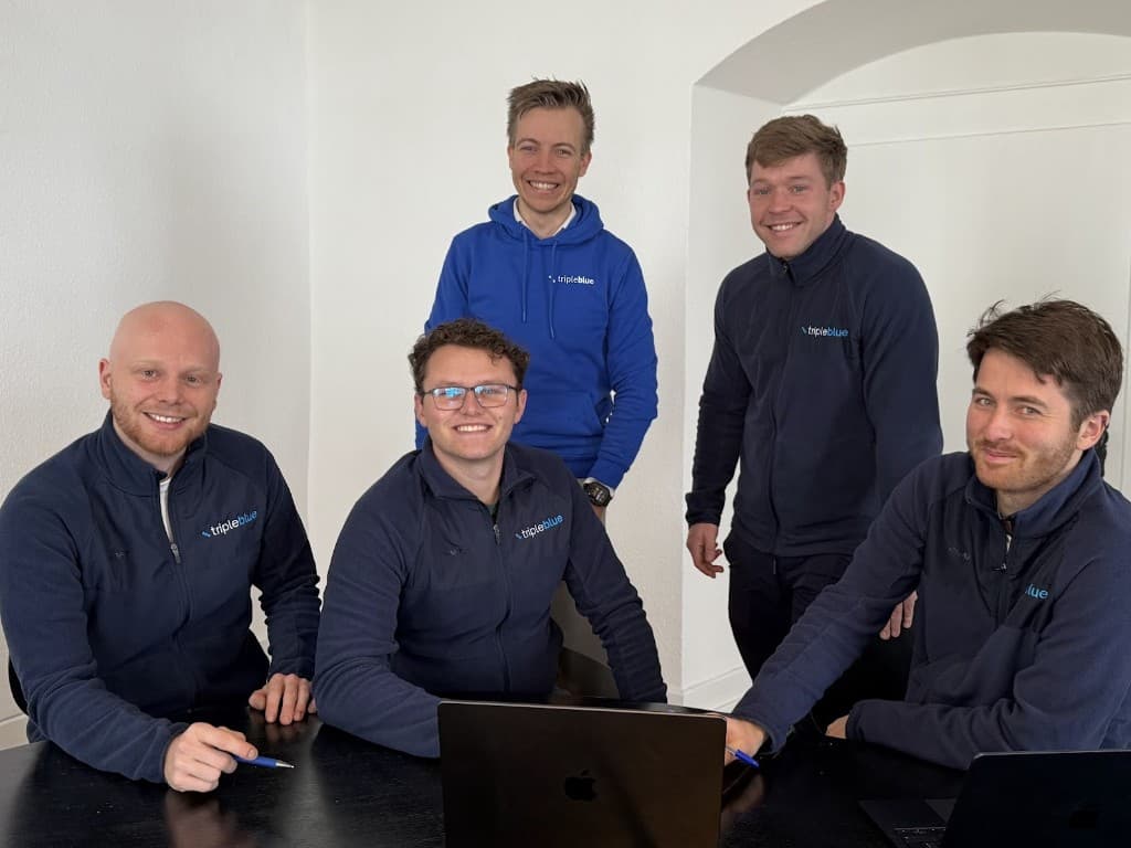 Tripleblue-Team in Firmenkleidung