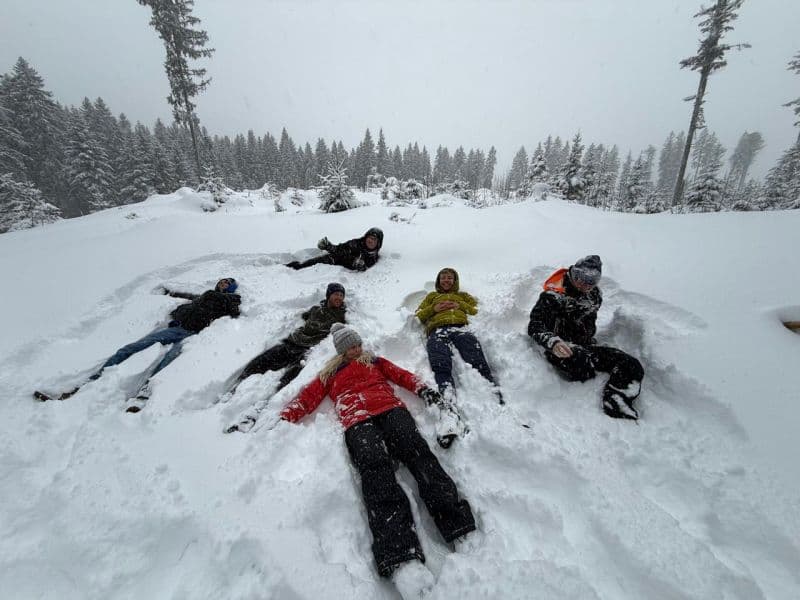 Tripleblue-team in de sneeuw tijdens winterretraite
